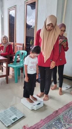 Pelaksanaan Posyandu ILP Bulan Oktober di Desa Nglinggis